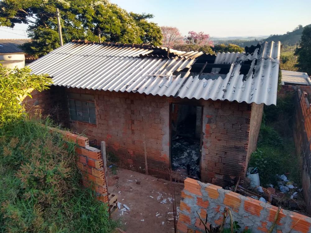 Bombeiros encontram homem morto em residência que pegou fogo