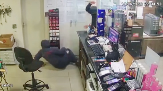 Bandidos agridem e aterrorizam funcionários em assalto a posto  