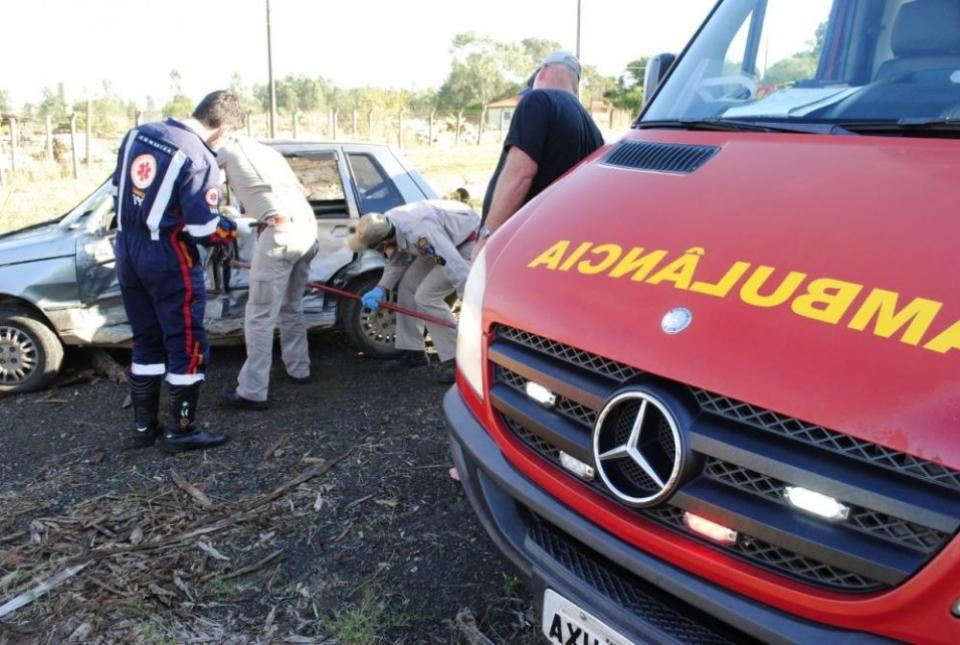 Acidente entre carro e carreta deixa motorista preso às ferragens