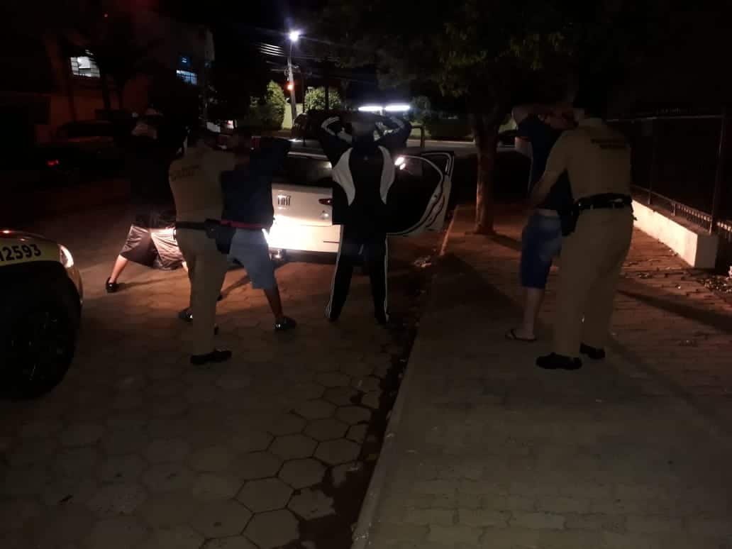 Operação da PM apreende drogas e jovem é detido em Pinhalão