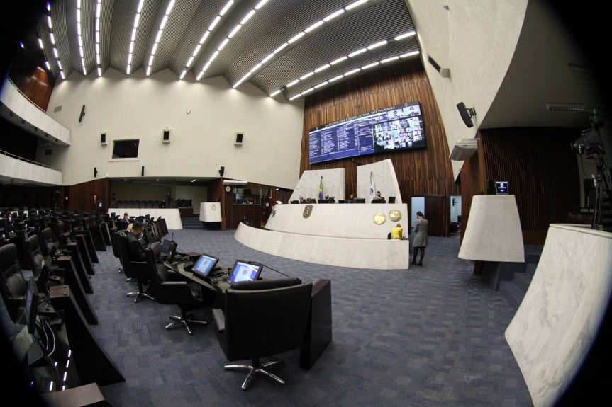 Órgãos públicos e estabelecimentos comerciais terão que medir a temperatura para pessoas acessarem os locais