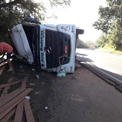 Acidente em Calógeras deixa motorista ferido e mulher em estado grave