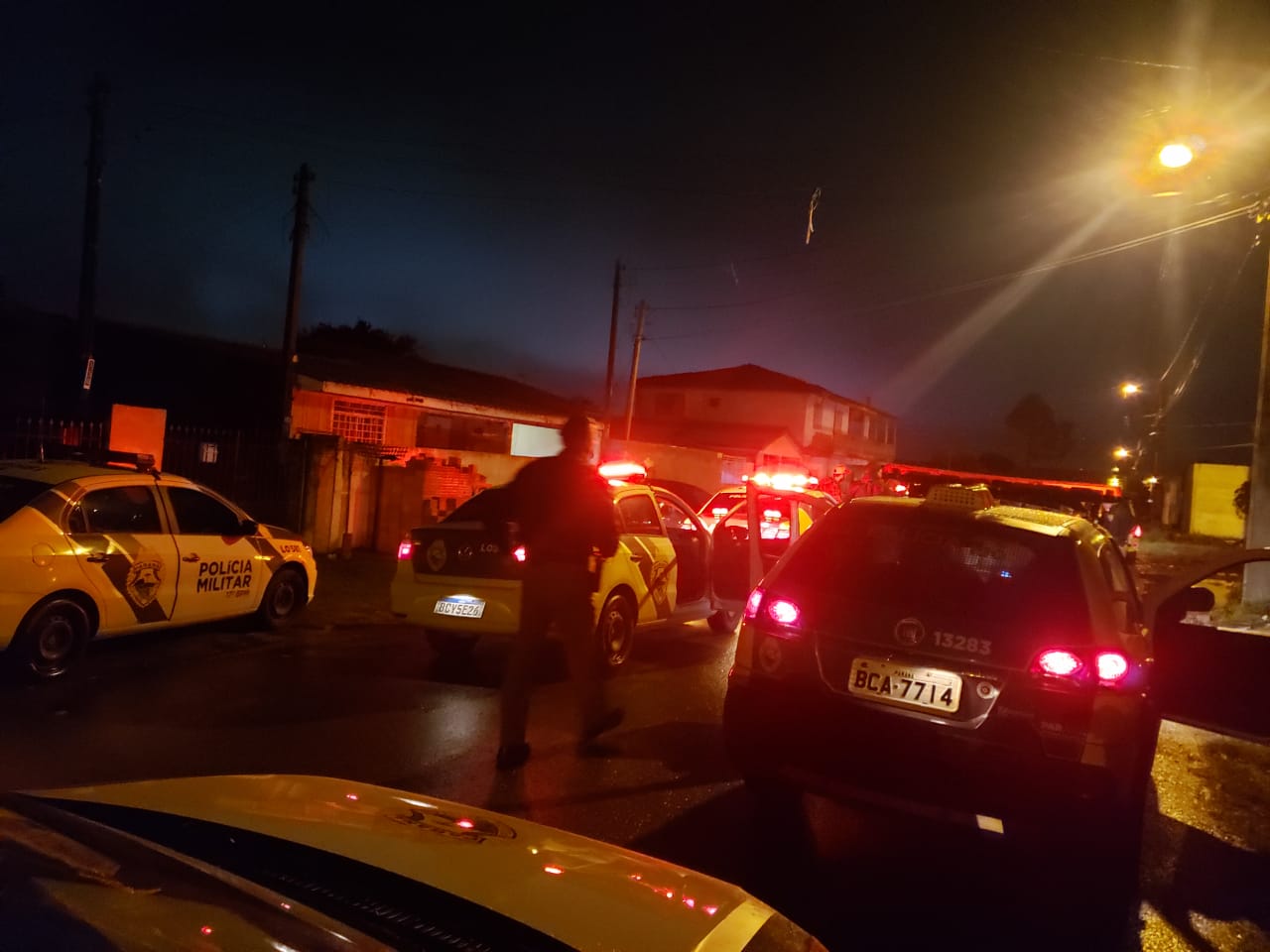 Polícia flagra festa no meio da rua e “festeiros” se revoltam