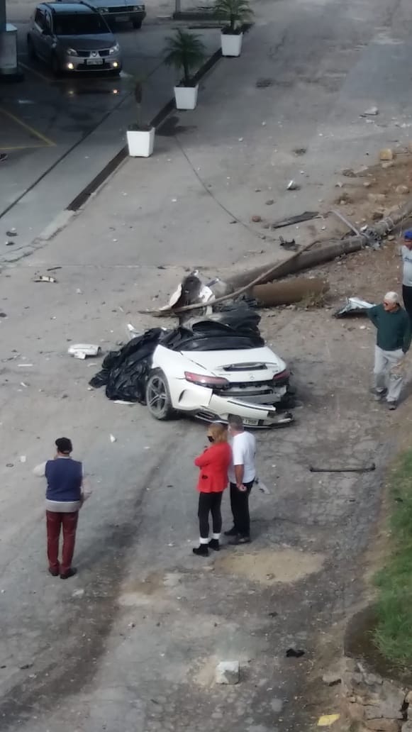 Filho do dono do Angeloni morre em acidente na BR-101; carro partiu ao meio