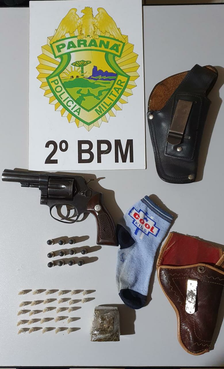 Polícia prende traficante com drogas e revólver em Jacarezinho