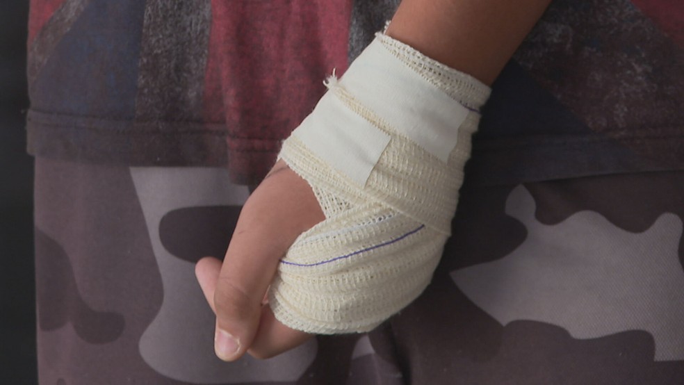 Mulher ameaça a mãe com faca e morde a filha por causa de drogas