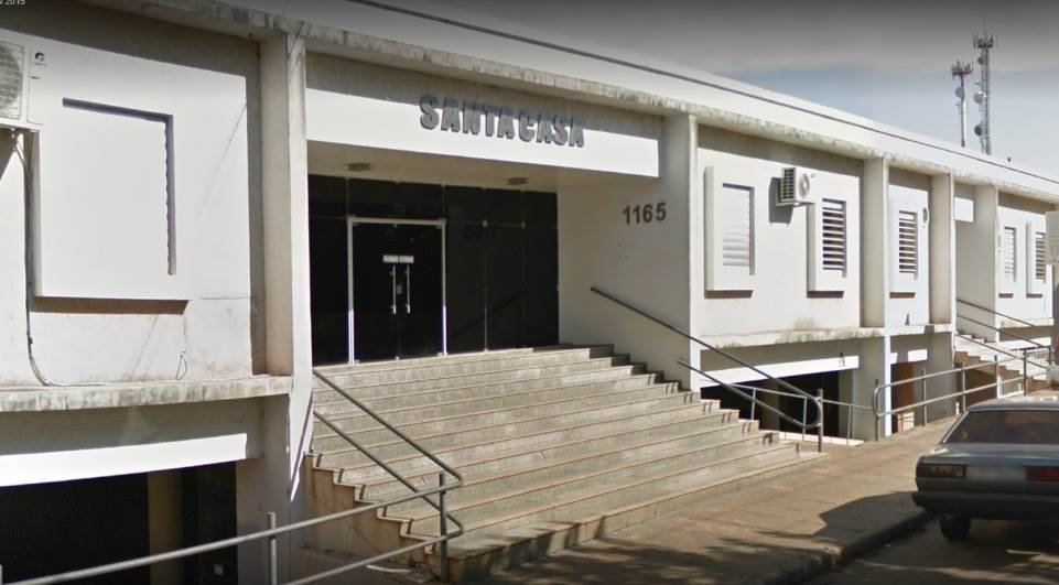 Sem ambulância, mulher em trabalho de parto vai para o hospital em viatura da PM