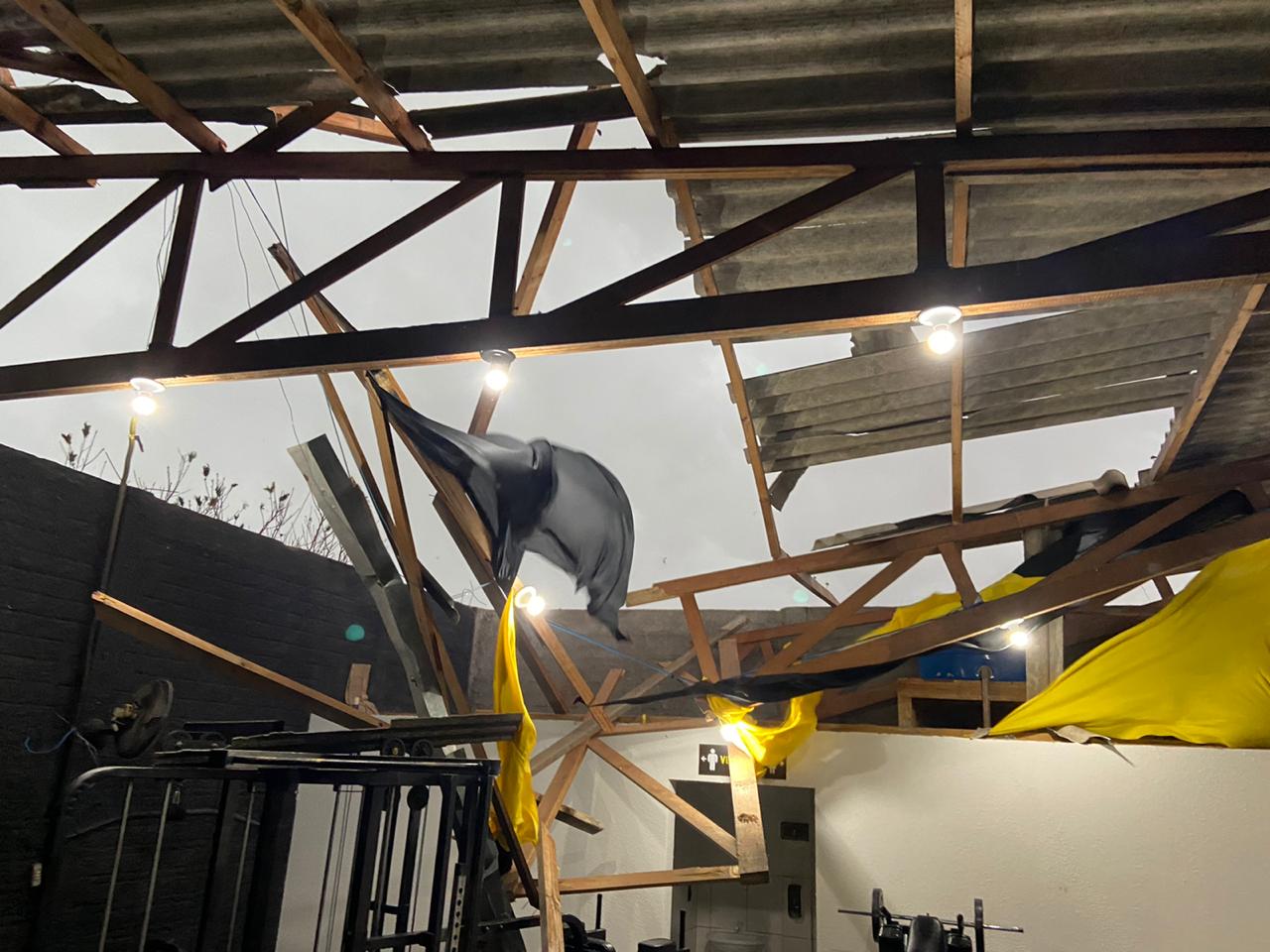 Trinta cidades no PR são afetadas por ciclone que trouxe granizo e ventos de até 120 km/h