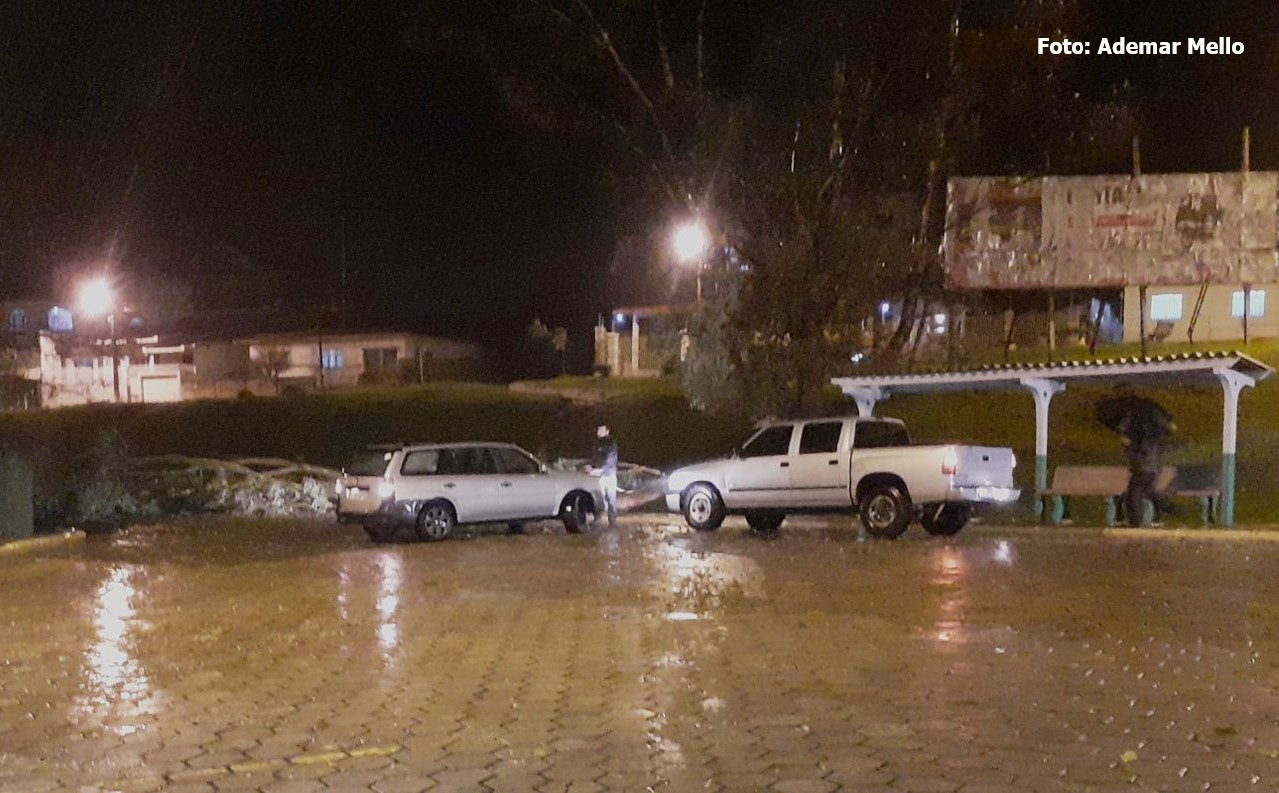 Tempestade causa destelhamentos e quedas de árvore em Jaguariaíva