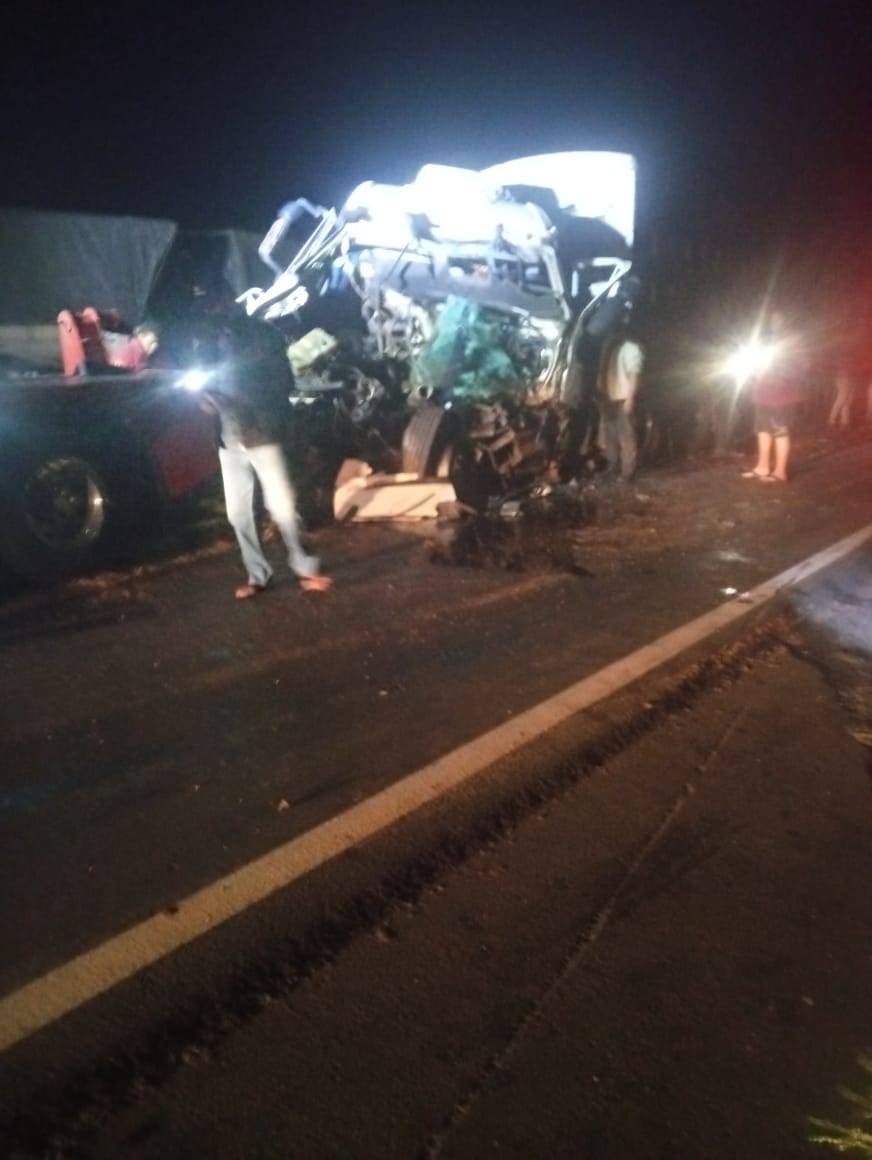 Carretas batem de frente e interditam rodovia entre Wenceslau Braz e Siqueira Campos
