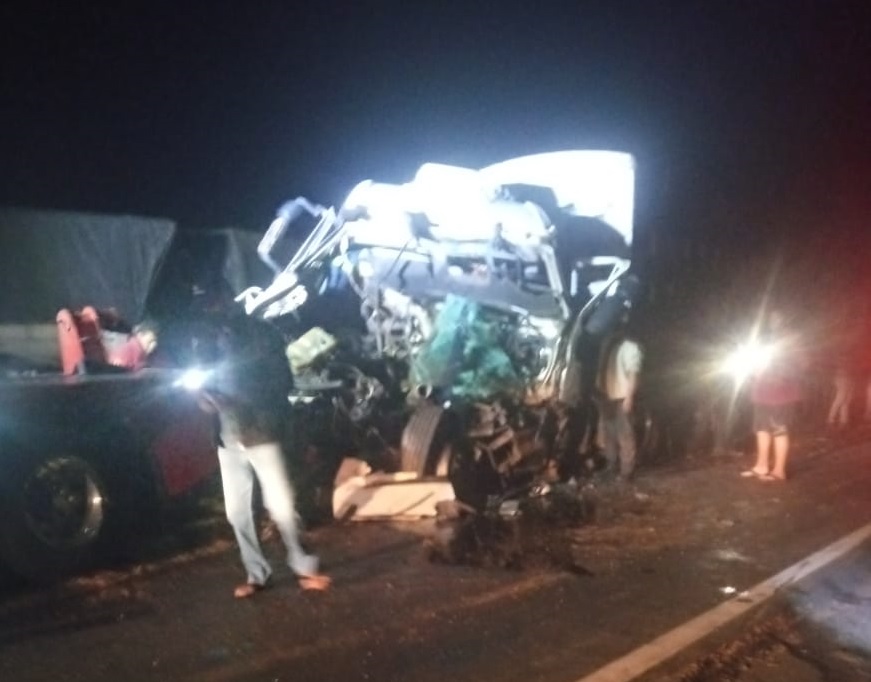 Engavetamento de carretas interdita PR-092 em Wenceslau Braz