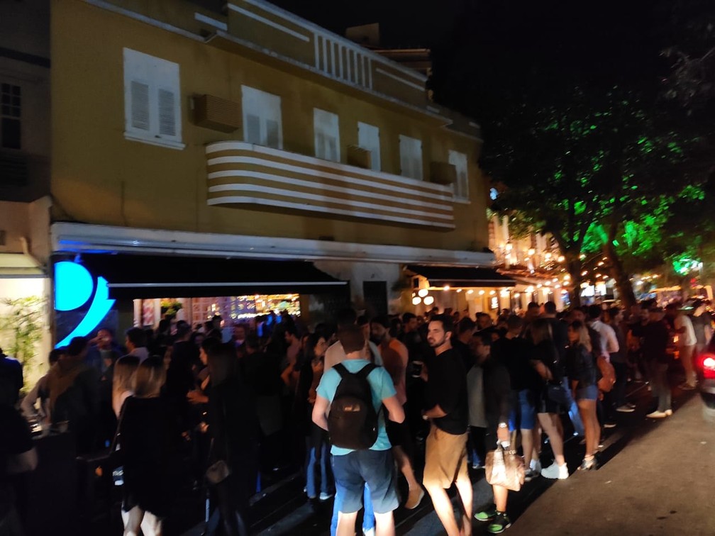 Bares extrapolam e clientes debocham da Covid-19 em primeiro dia de Flexibilização no Rio