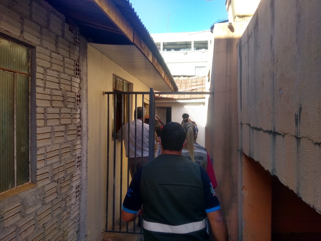 Fiscalização interdita bar com aglomeração de pessoas em Wenceslau Braz