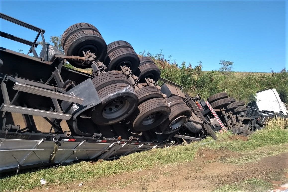Acidente envolvendo três veículos deixa cinco feridos em Jacarezinho