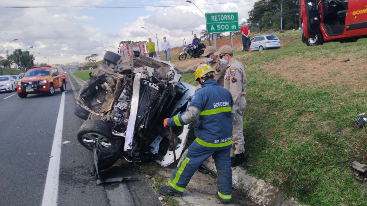 BMW capota por 100 metros e mata homem que fazia coleta de materiais na BR-277