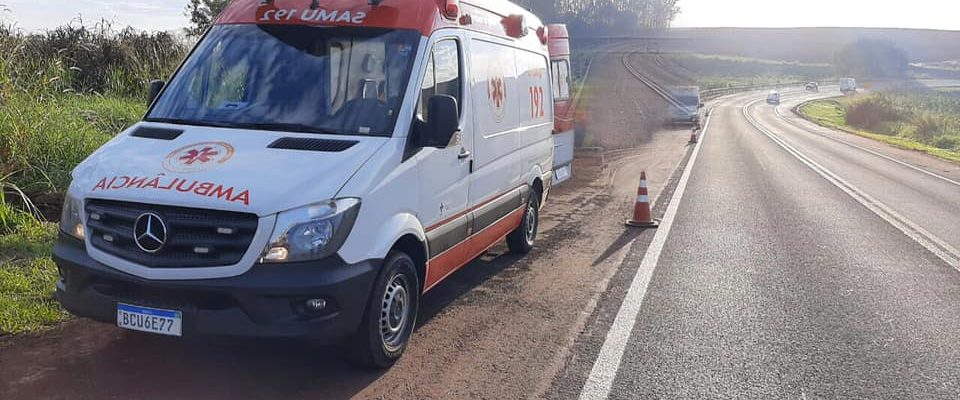 Trabalhadores ficam feridos após ônibus sair da pista na BR-369