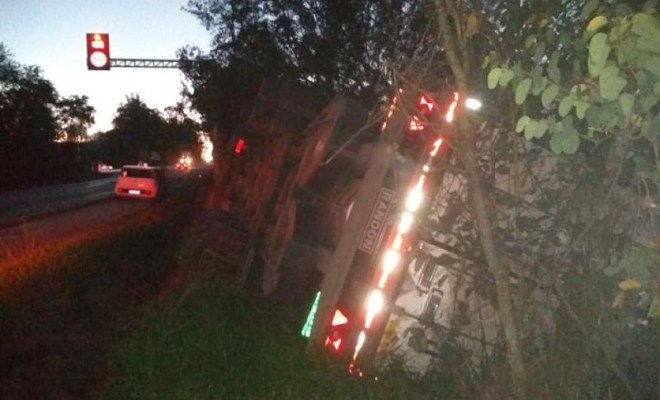 Carreta tomba na PR-092 próximo ao trevo de Quatiguá