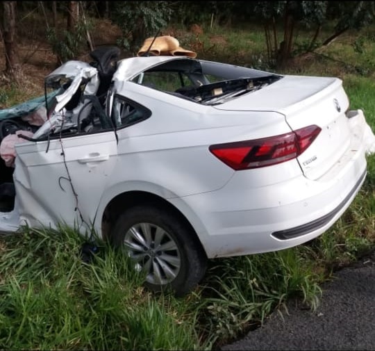 Colisão entre carro e caminhão deixa dois mortos na BR-153