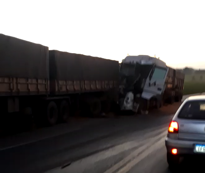 Colisão entre carretas deixa motorista em estado grave