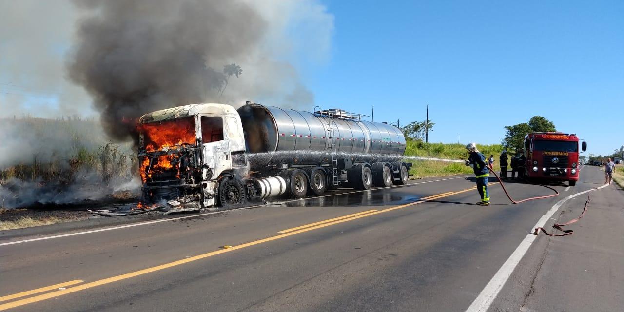 Carreta pega fogo na BR-153