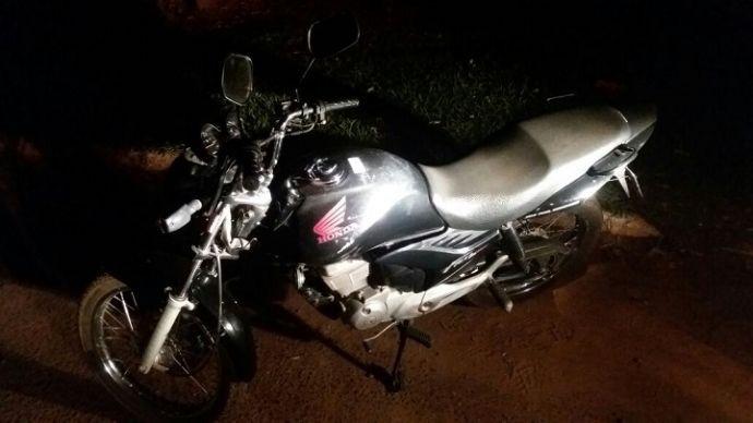 Jovem foge da polícia e acaba caindo de moto