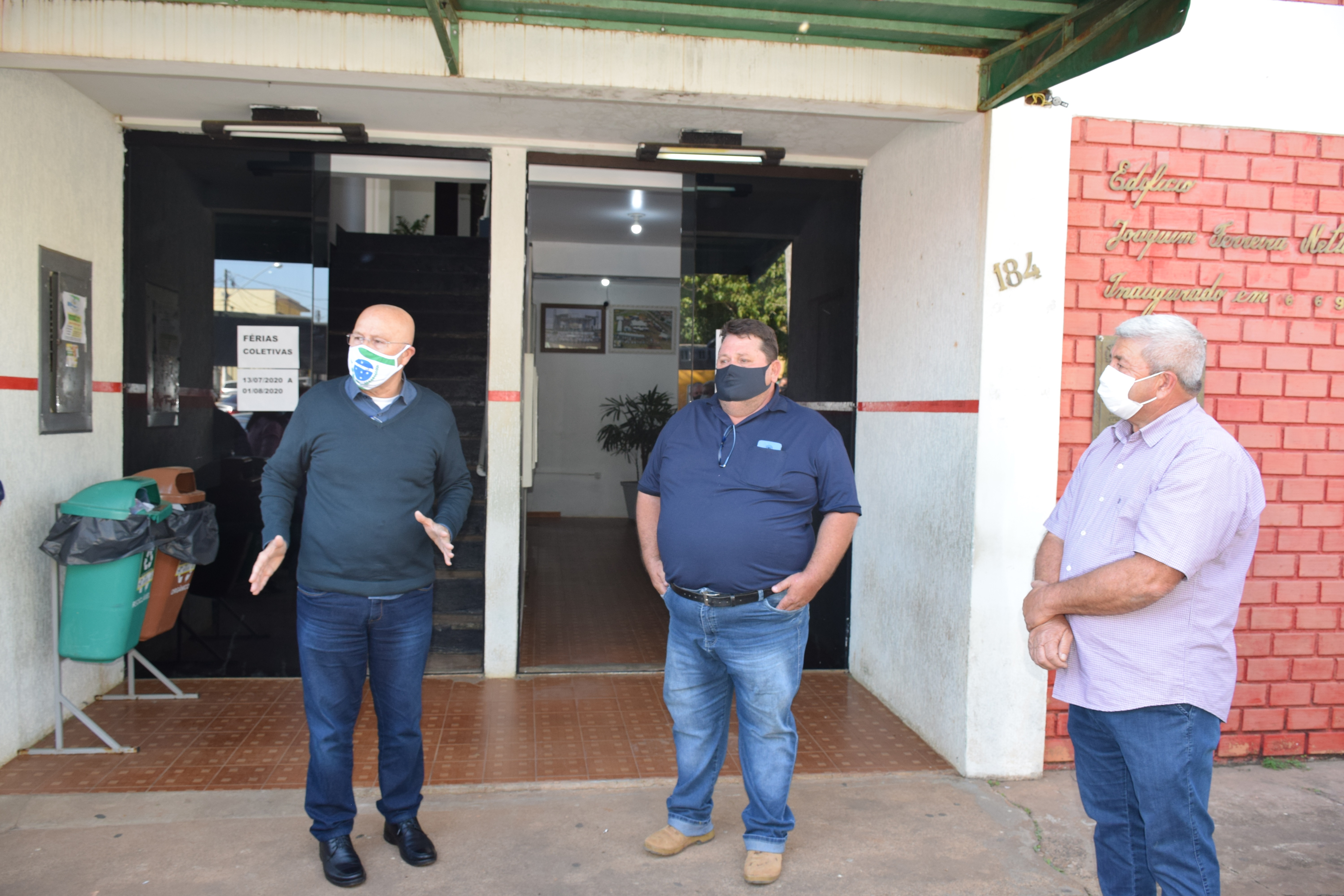 Romanelli realiza entrega de escavadeira, ambulância e veículos em Santana do Itararé