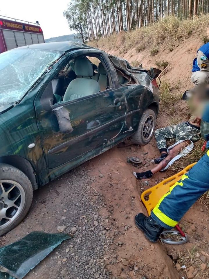Carro capota e motorista fica ferido em Jaguariaíva