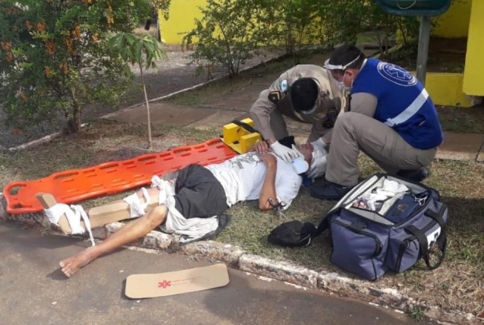 Homem fica ferido ao ser atropelado por caminhão na BR-153