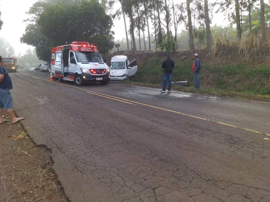 Carro capota e motociclista morre na PR-436