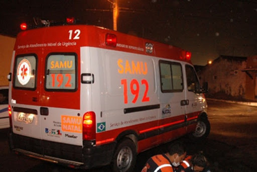 Carro invade calçada e atropela mãe e filha em Jacarezinho