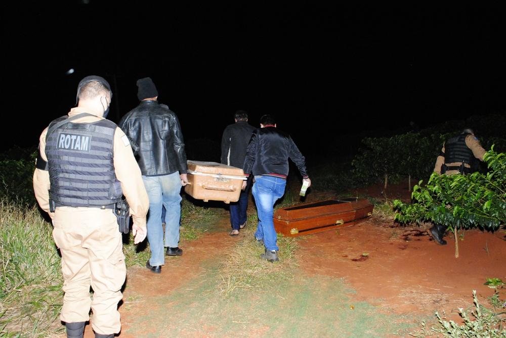 Homem encontra corpos de jovens que foram executados a tiros e chama polícia