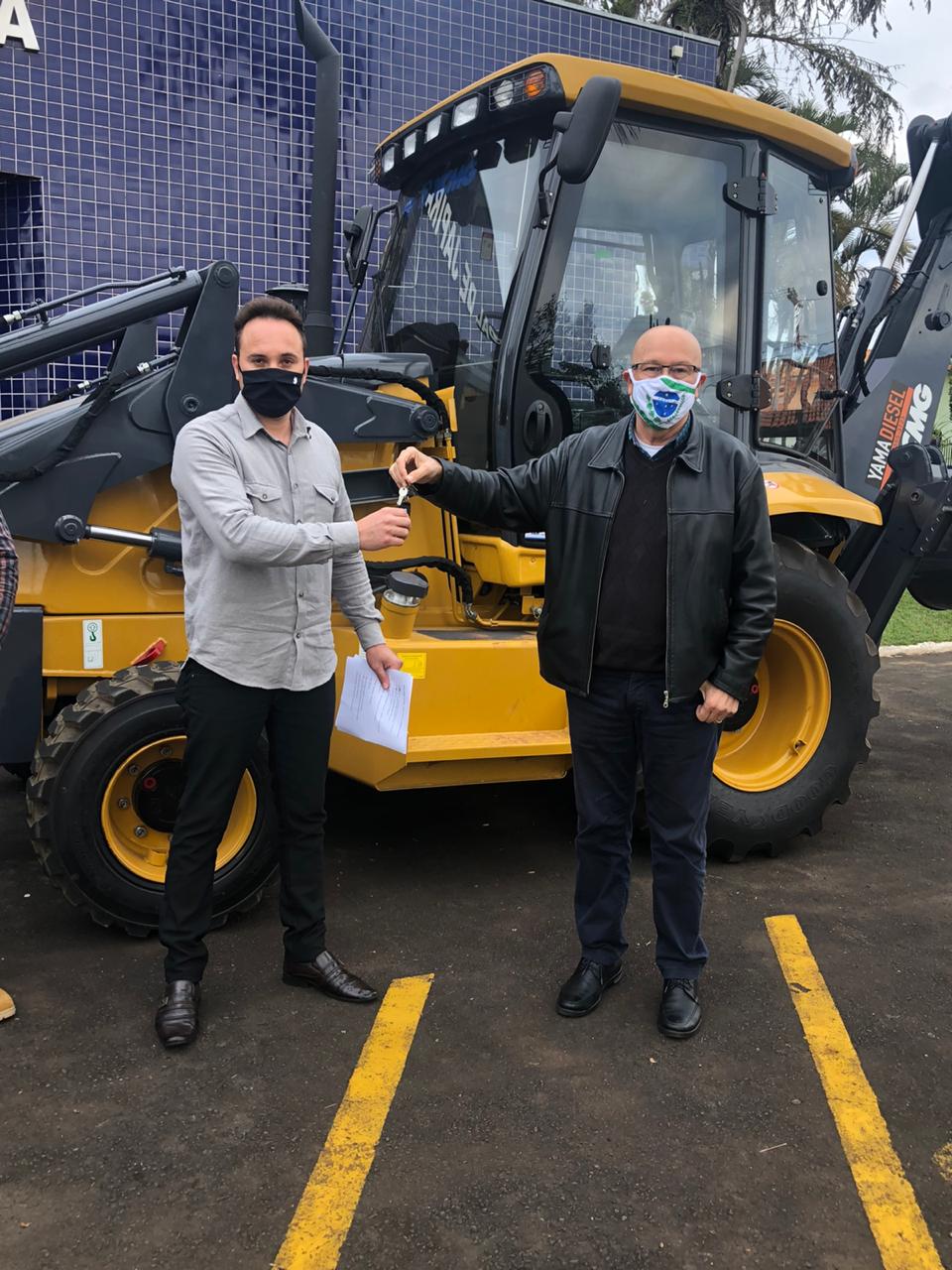 Romaneli visita obras de pavimentação e entrega retroescavadeira em Japira