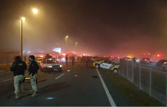 Acidente com 22 veículos deixa ao menos oito mortos em rodovia paranaense