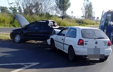 Acidente envolve dois veículos no “Trevo da Morte” na BR-153 em Ibaiti