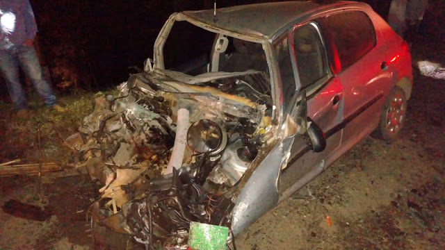 Acidente envolvendo carro e carreta mata motorista na PR-092