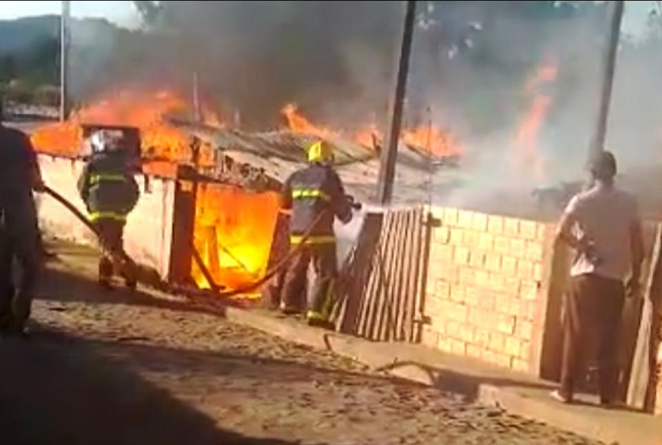 Residência pega fogo e homem morre carbonizado em Jaguariaíva