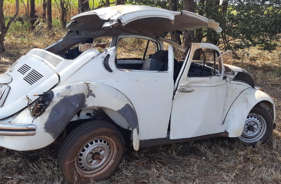 Mulher morre em acidente entre fusca e carreta na BR-153