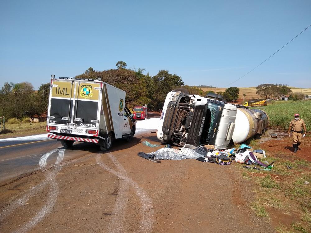 Carreta tomba e motorista morre em acidente na PR-092