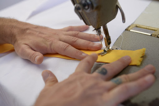 Presos da cadeia de Andirá confeccionam peças em lã para o Lar de Idosos