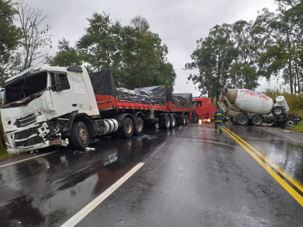 Cabine de caminhão é arrancada em colisão e motorista sobrevive ileso a acidente