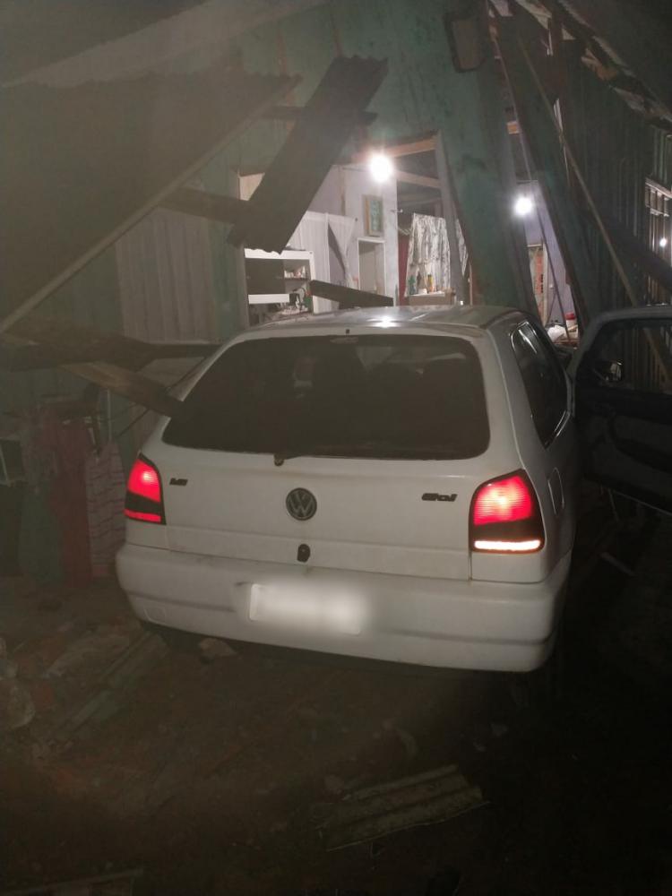 Carro invade residência em Figueira e jovem é levado ao hospital