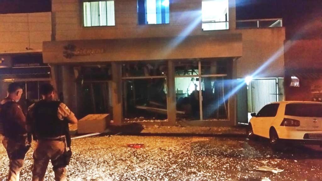 Assaltantes explodem agências do Banco do Brasil e Sicredi nesta madrugada