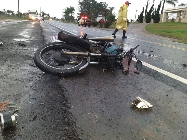 Motociclista fica em estado grave ao bater em cavalo e morre no hospital