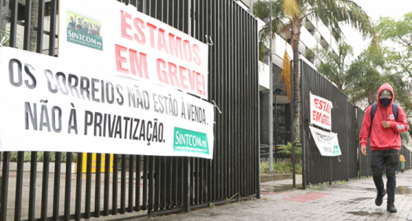 Greve nos Correios: o que fazer se a encomenda não chegar? Advogada explica