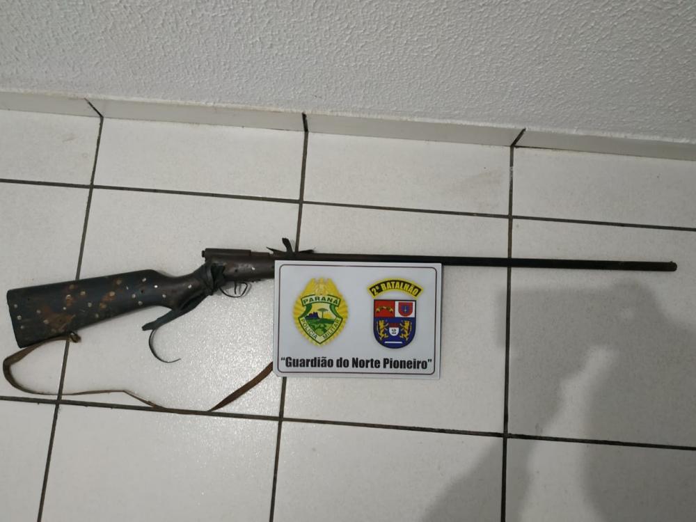 Homem ameaça vizinho com espingarda por causa de um porco e acaba preso