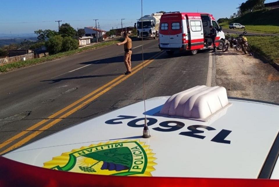 Motociclistas ficam feridos em acidente envolvendo duas motos na BR-153