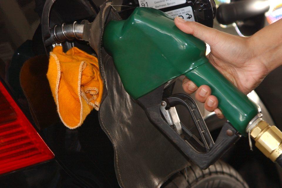Petrobras reduz em 2,5% preço médio da gasolina nas refinarias nesta sexta-feira