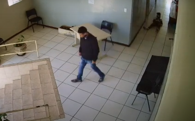 Homem invade posto de saúde e agride mulher com chutes