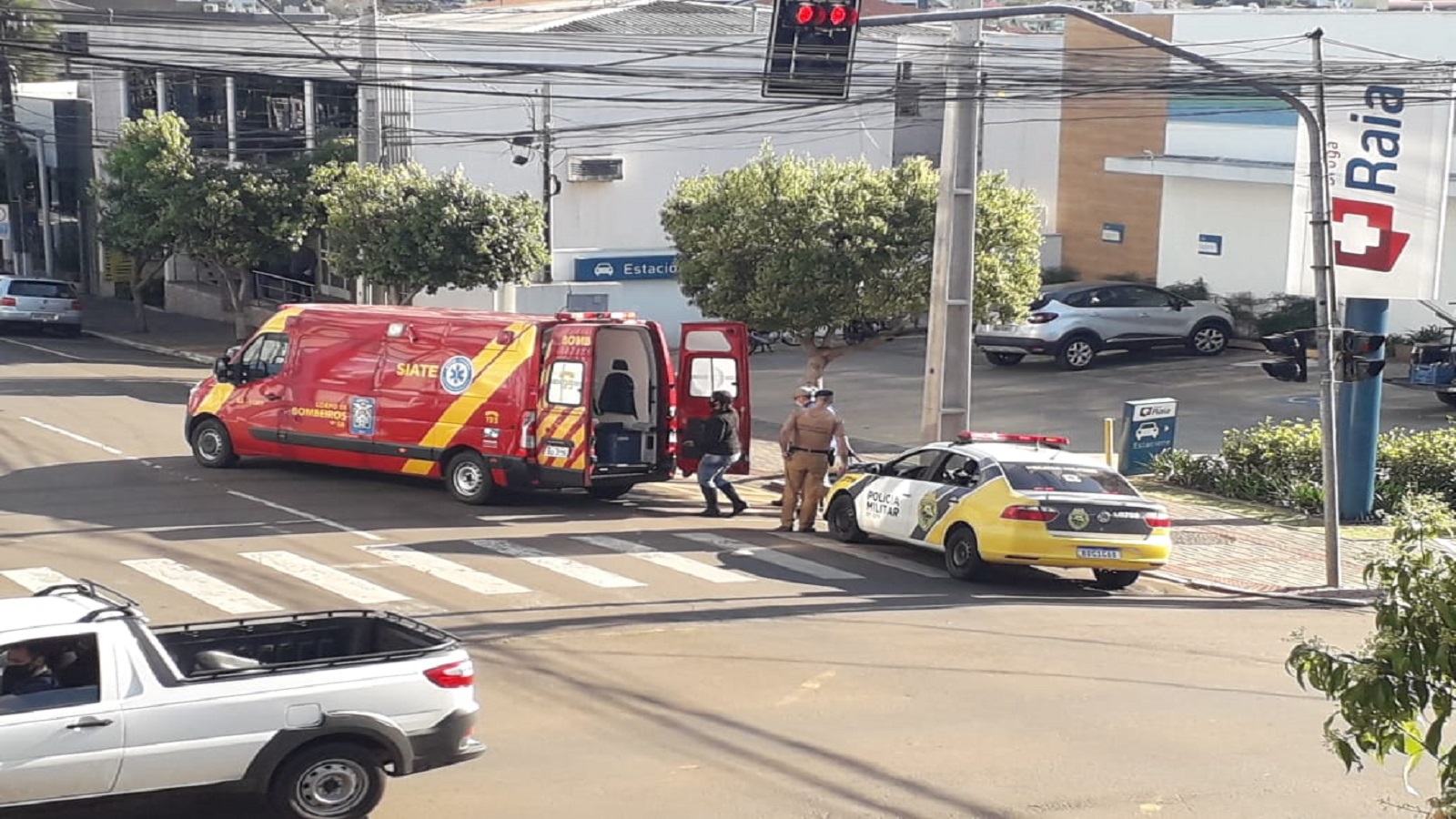 Motociclista vai parar no hospital após acidente com carro