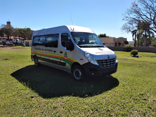 Secretaria municipal de Educação de Arapoti recebe nova Van para transporte de alunos